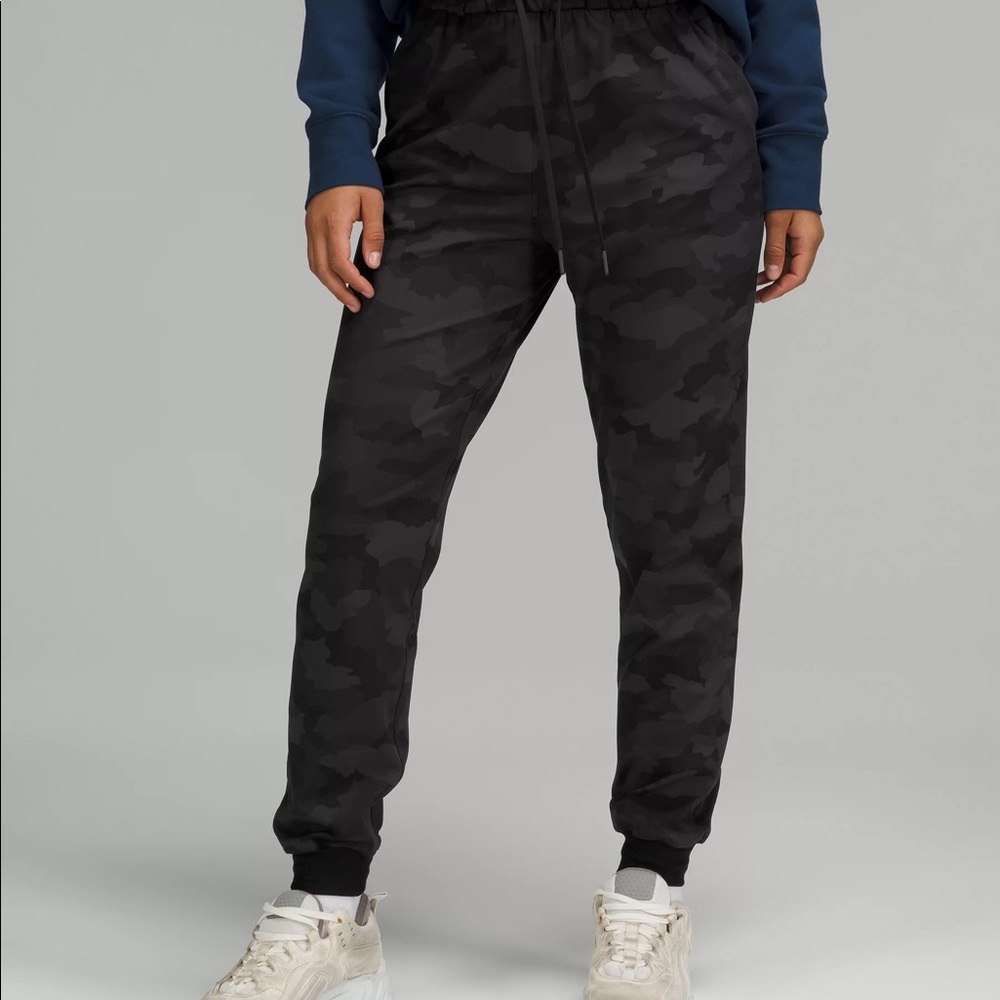 Lululemon Stretch High-Rise Jogger Shorter Length size 0 Camo